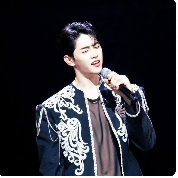 Popular photo full of fans’ love for Park Hyunho