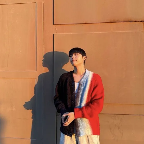 Popular photo full of fans’ love for Choi Hyunwook