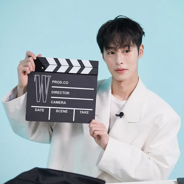 Popular photo full of fans’ love for Lee Jaewook