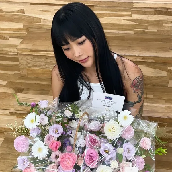 Popular photo full of fans’ love for Honey J