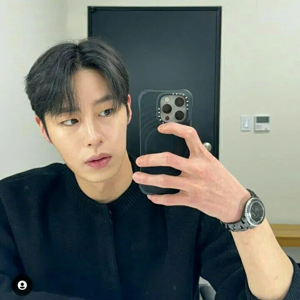 Popular photo full of fans’ love for Lee Jaewook