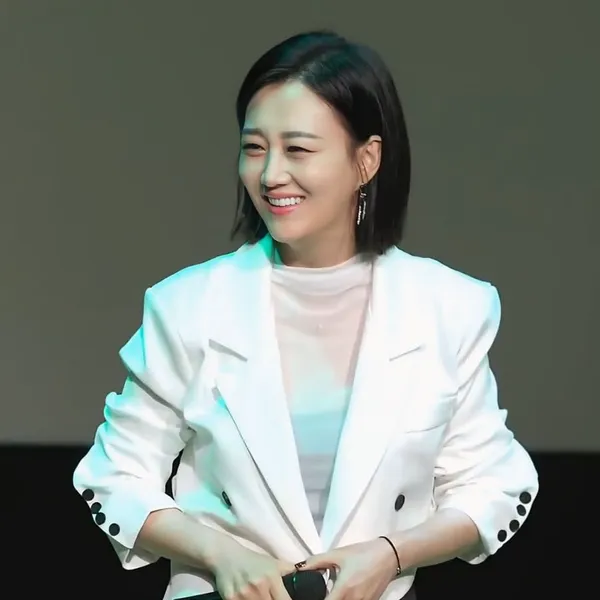 Popular photo full of fans’ love for Jang Yoonjeong