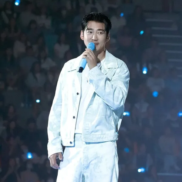 The most loved look of Yoon Gyesang  today