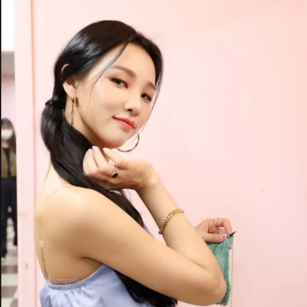 Popular photo full of fans’ love for Hwang WooLim