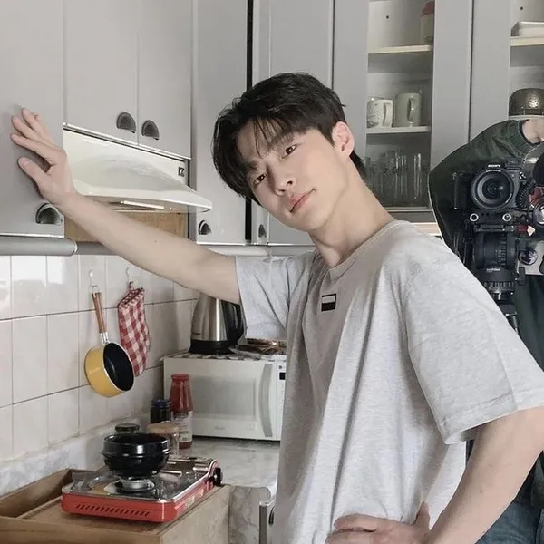 Popular photo full of fans’ love for Bae Inhyuk