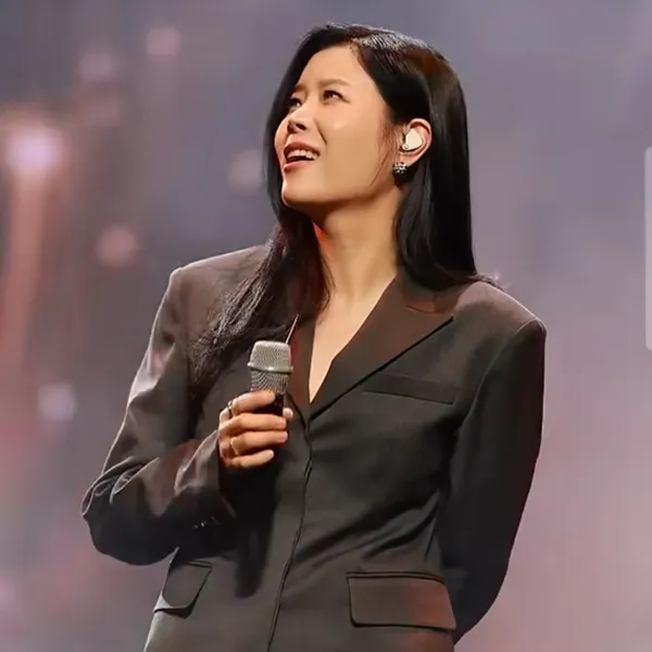 Popular photo full of fans’ love for LYn