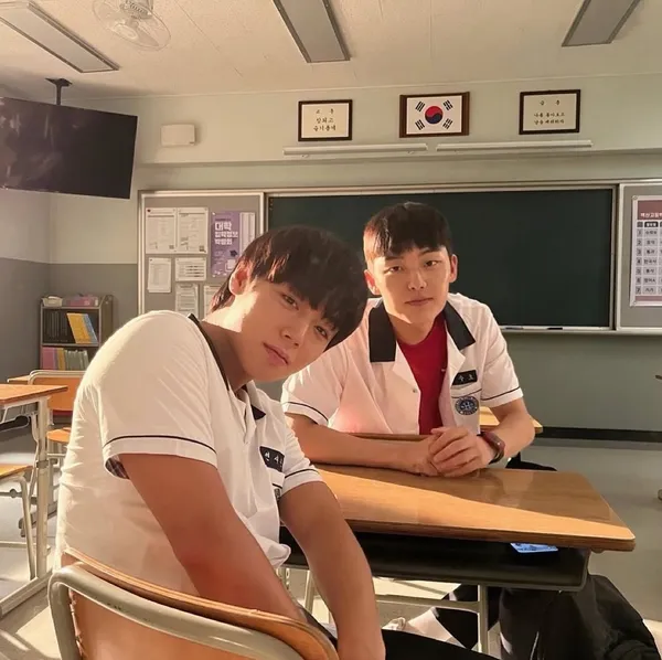 Popular photo full of fans’ love for Choi Hyunwook