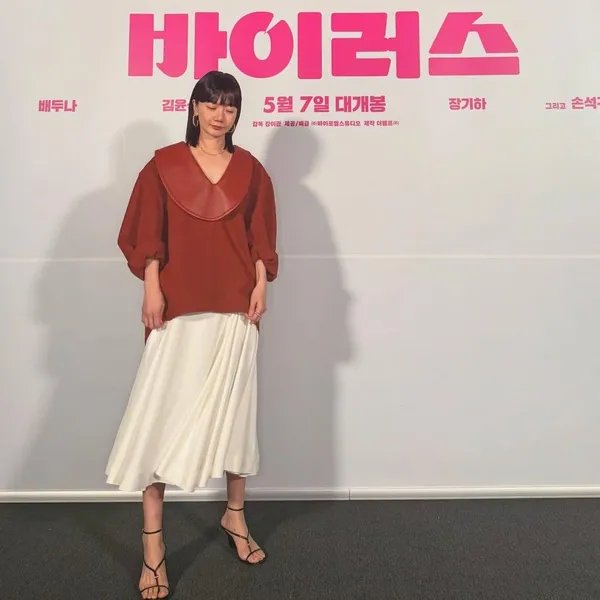 Popular photo full of fans’ love for Bae Doona