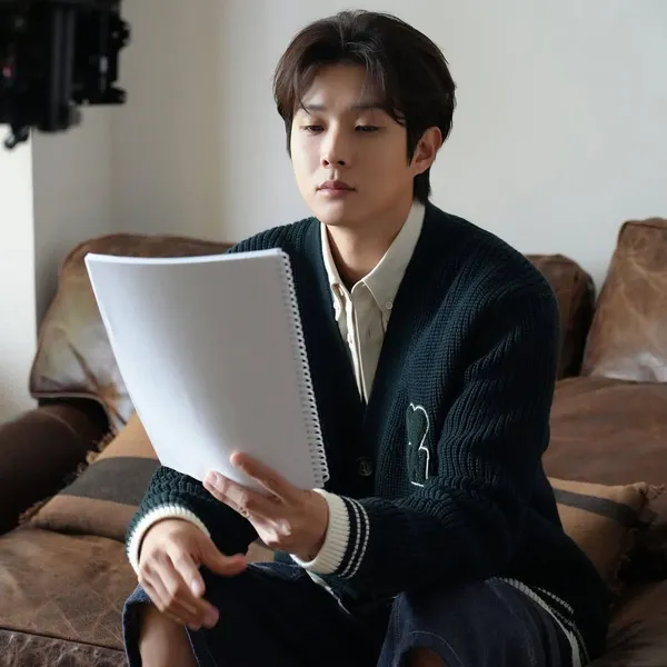 Popular photo full of fans’ love for Choi Wooshik
