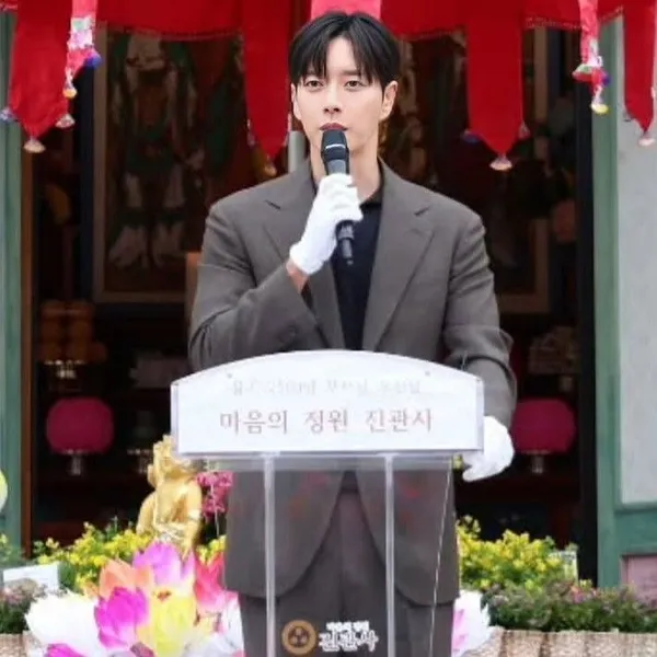 The most loved look of Park Haejin today