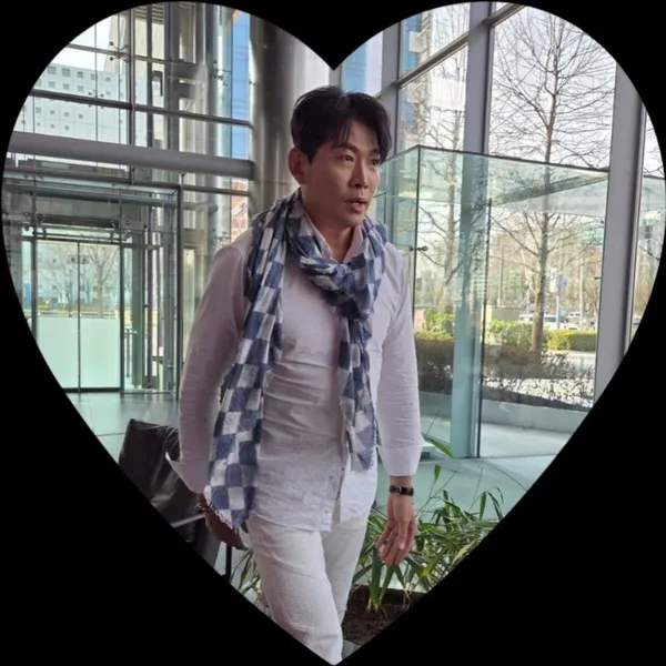 The most loved look of Kim Yongpil today