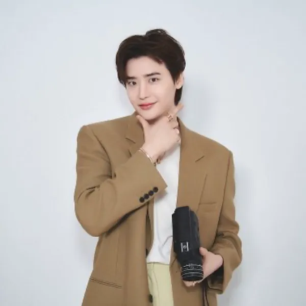Popular photo full of fans’ love for Lee Jongsuk
