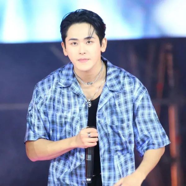 Popular photo full of fans’ love for Hoya