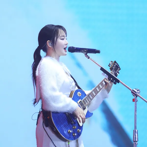 The most loved look of Younha today