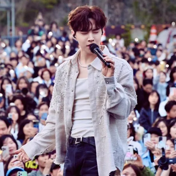 Popular photo full of fans’ love for Henry