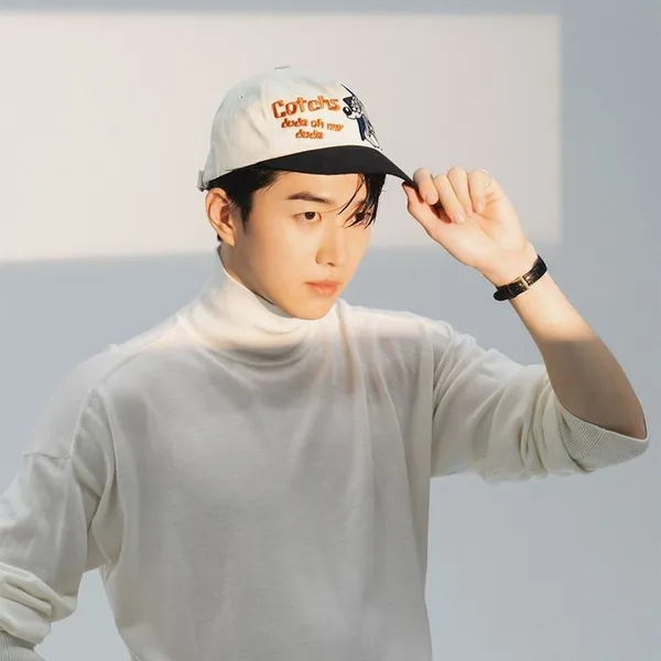 Popular photo full of fans’ love for Kang Hoon