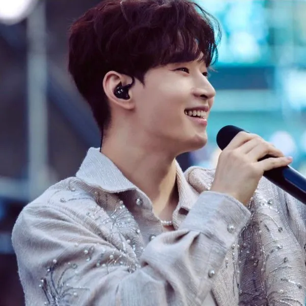 Popular photo full of fans’ love for Henry