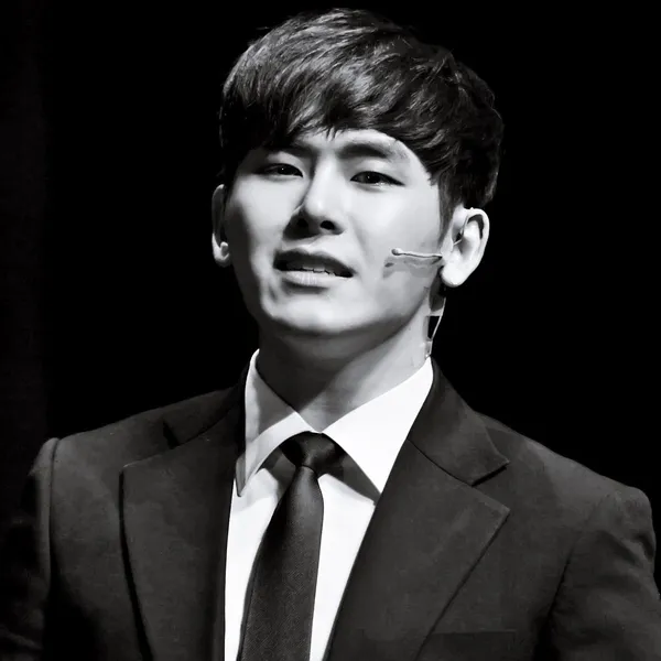 Popular photo full of fans’ love for Hoya