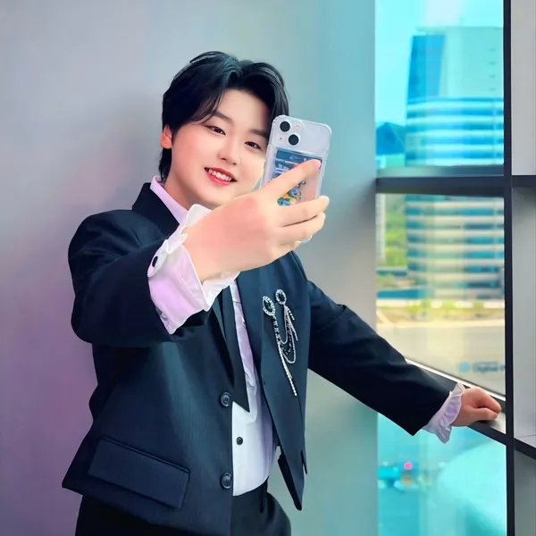 Popular photo full of fans’ love for Park Sungon