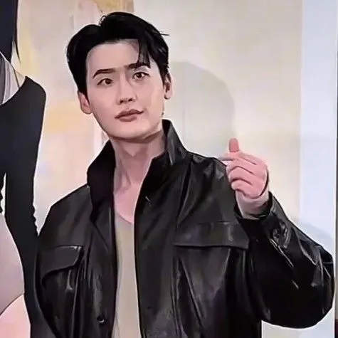 Popular photo full of fans’ love for Lee Jongsuk