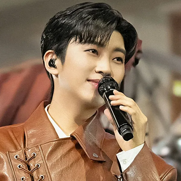 Popular photo full of fans’ love for Lim Youngwoong