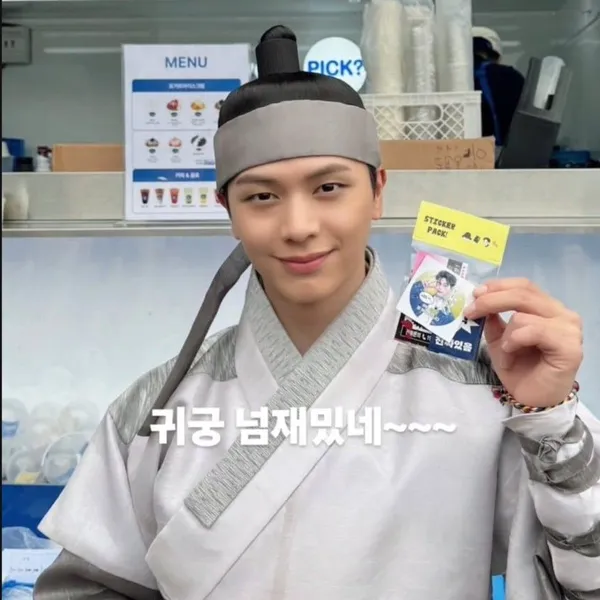 Popular photo full of fans’ love for Yook Sungjae