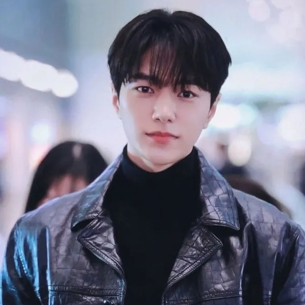 The most loved look of Kim Myungsoo (L) today