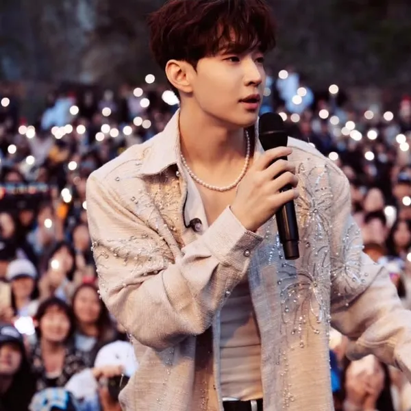 Foto populer Henry yang penuh cinta dari penggemar