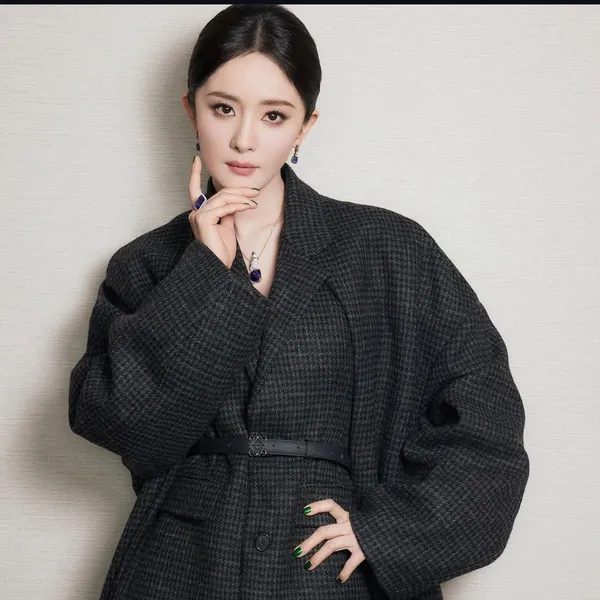 Popular photo full of fans’ love for Yang Mi