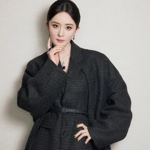 Popular photo full of fans’ love for Yang Mi