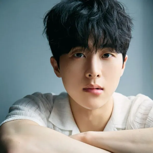 The most loved look of Kim Mujun today