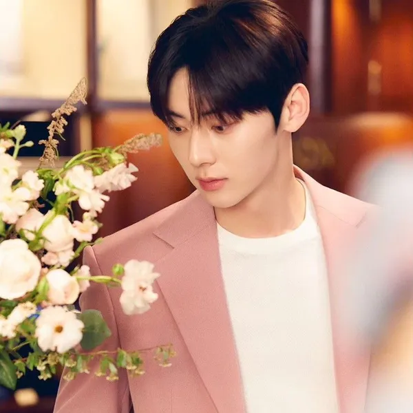 Popular photo full of fans’ love for Hwang Minhyun
