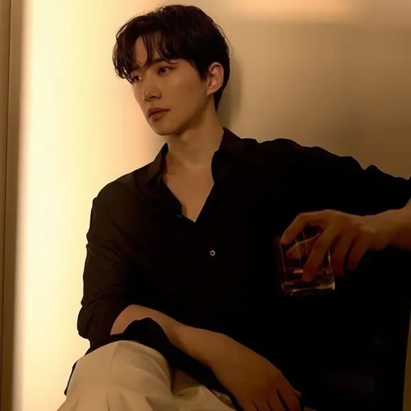Foto populer Lee Junho yang penuh cinta dari penggemar