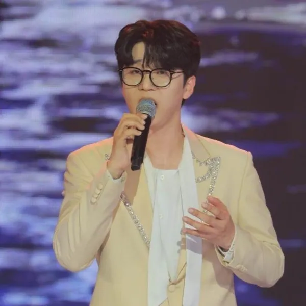 充滿粉絲愛的Park Jihoo (Mr. Trot 3)人氣照片