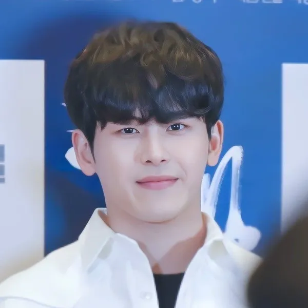 Popular photo full of fans’ love for Hoya