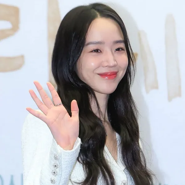 The most loved look of Shin Haesun today