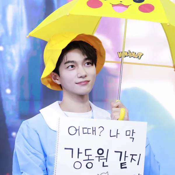 Popular photo full of fans’ love for Kim Myungsoo (L)