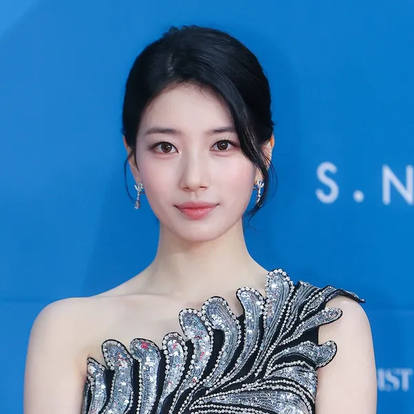 Popular photo full of fans’ love for Bae Suzy