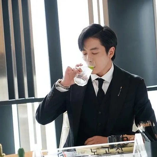 오늘 가장 사랑받은 김재욱의 모습