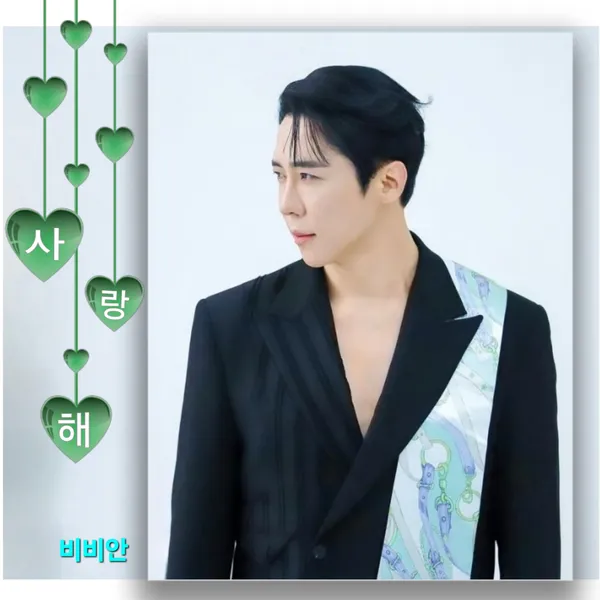 Popular photo full of fans’ love for Enoch