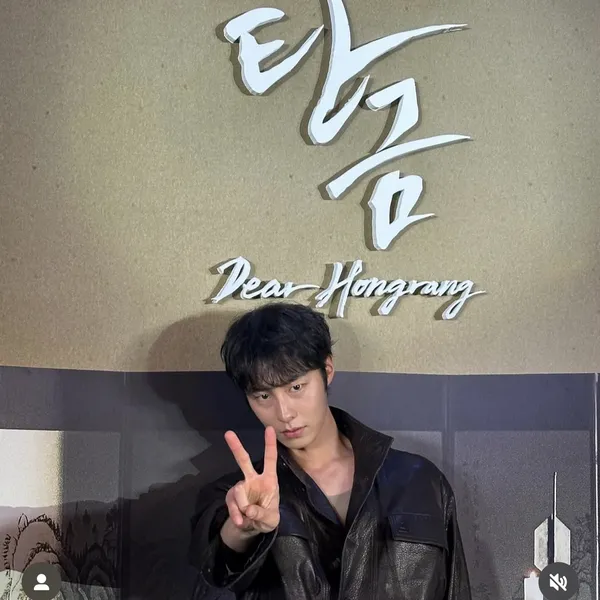 Popular photo full of fans’ love for Lee Jaewook