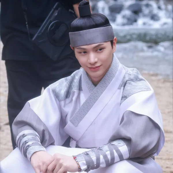 The most loved look of Yook Sungjae today