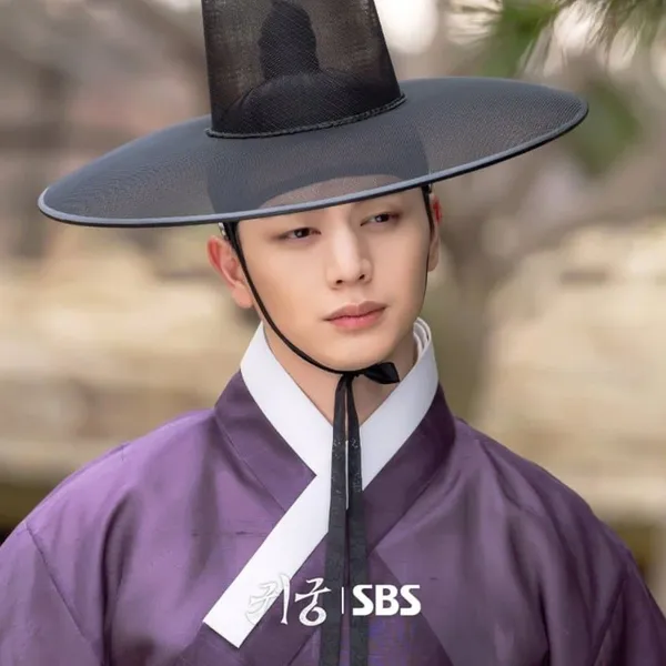 Popular photo full of fans’ love for Yook Sungjae