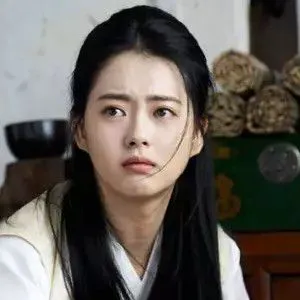 The most loved look of Go Ara today