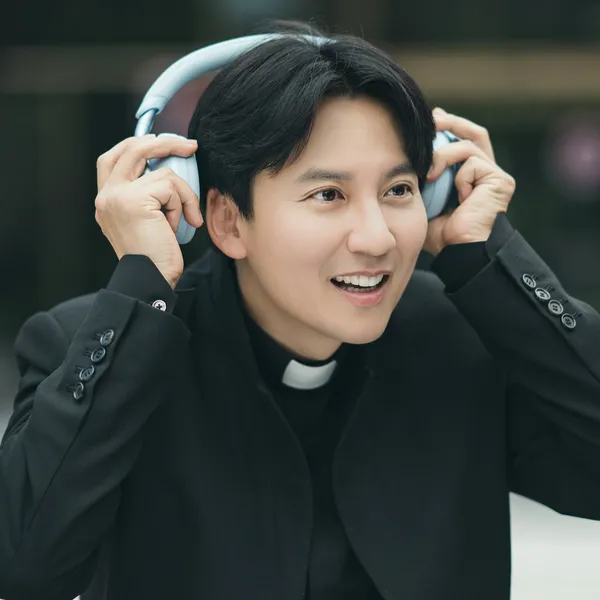 The most loved look of Kim Namgil today