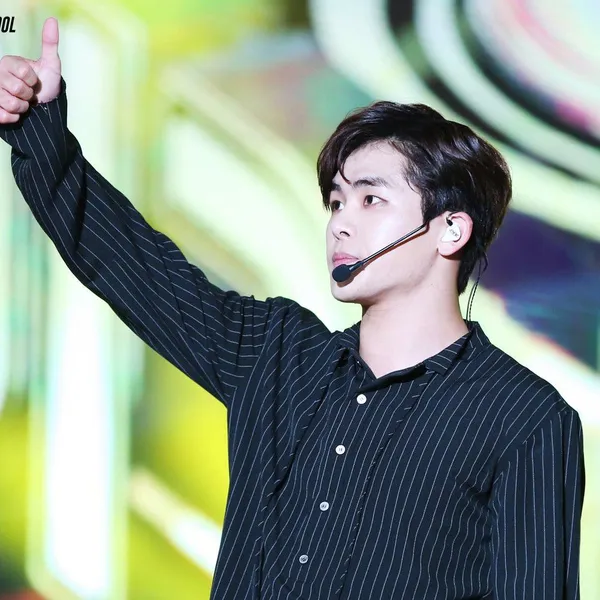 Popular photo full of fans’ love for Hoya