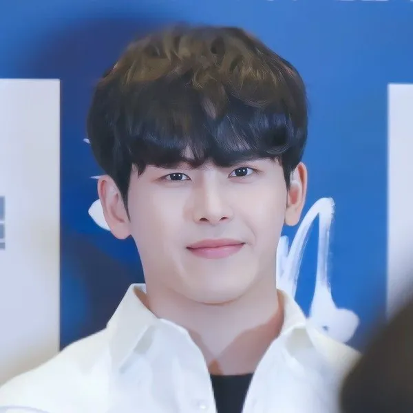 Popular photo full of fans’ love for Hoya