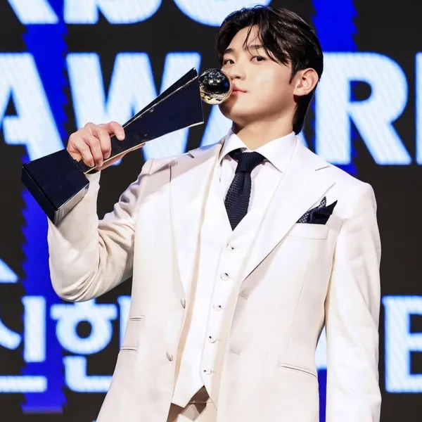 The most loved look of Kim Doyoung today