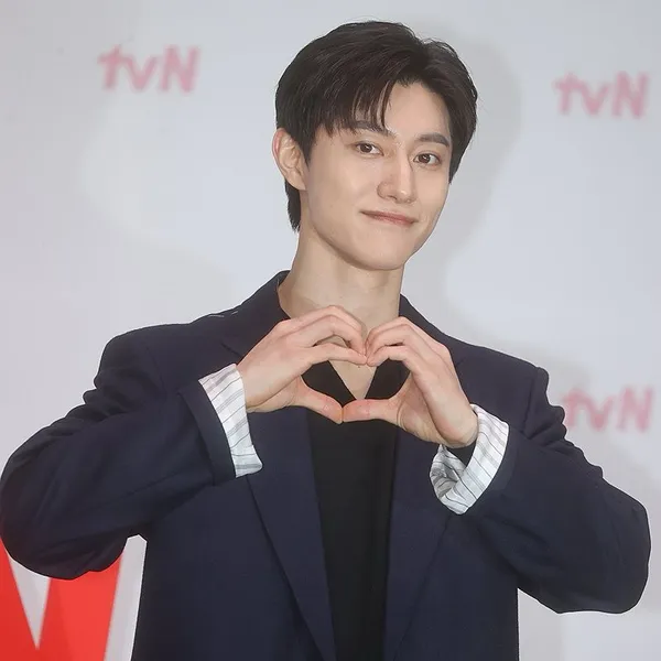 Popular photo full of fans’ love for Kwak Dongyeon