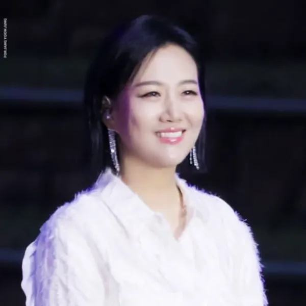 The most loved look of Jang Yoonjeong today
